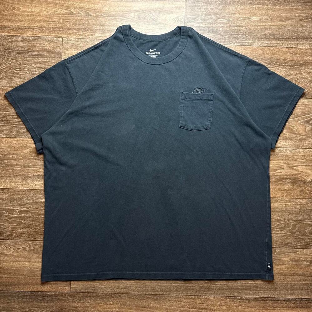 Basic Nike Black Pocket Tee